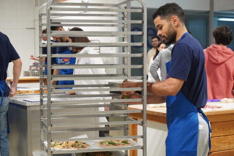 Jugadores del Súper Agropal Palencia Baloncesto preparando pizzas en CETECE
