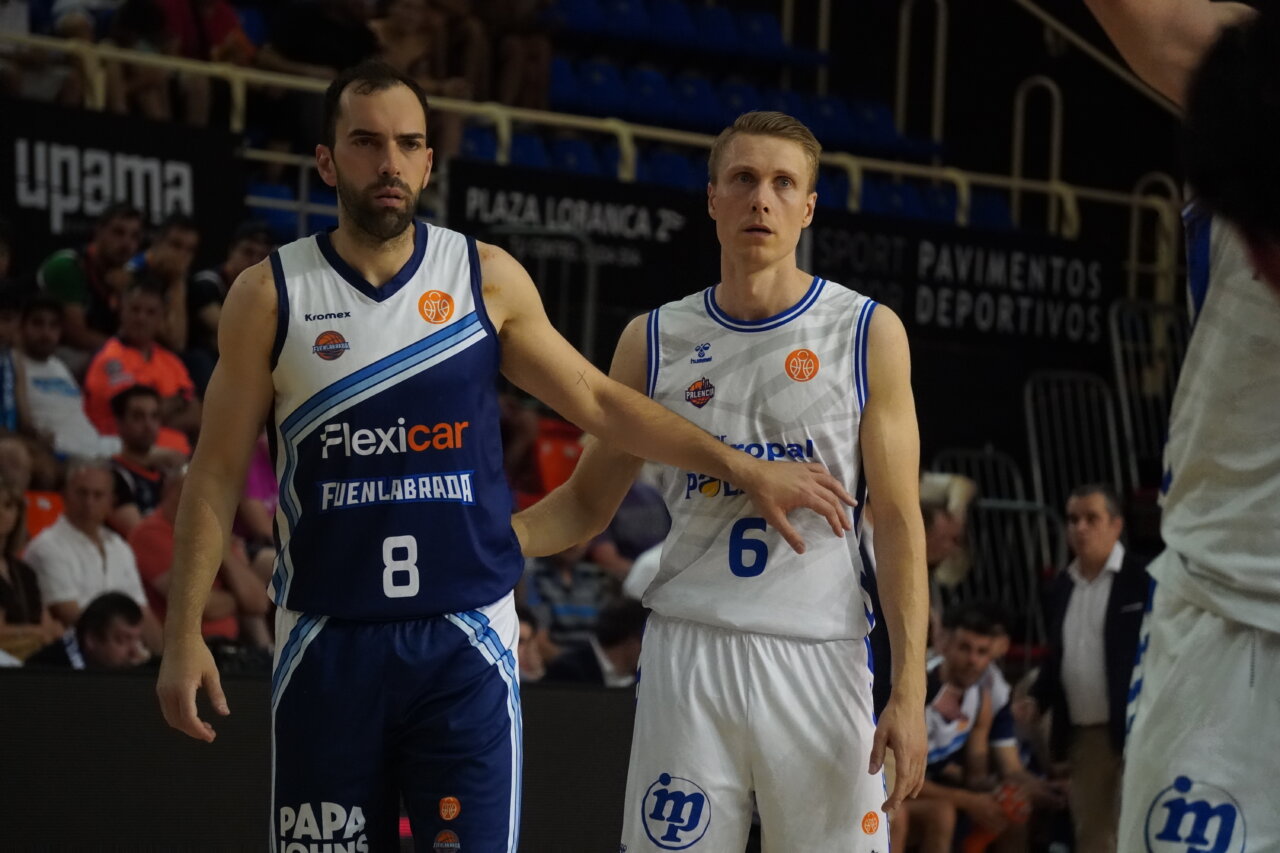 Jugadores de baloncesto en un partido de Fuenlabrada contra Palma
