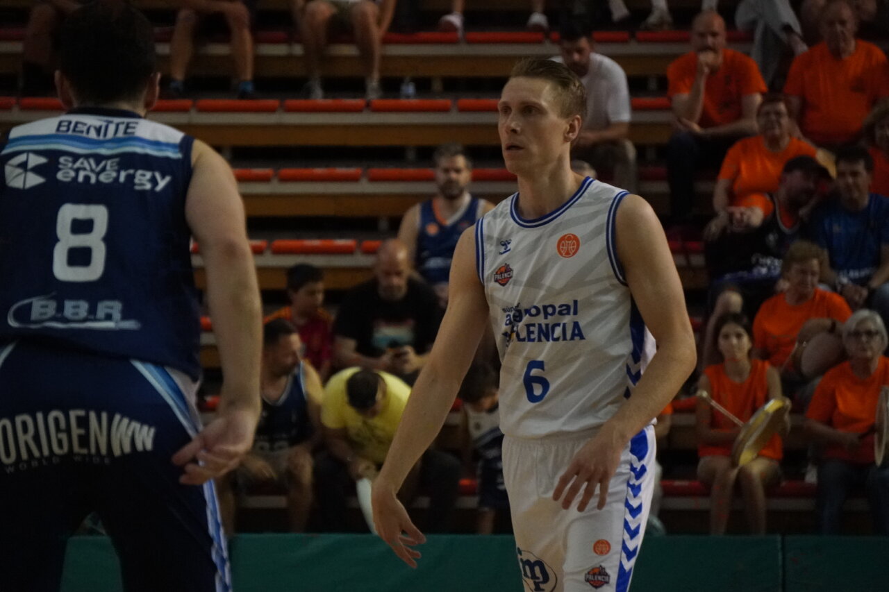 Jugadores de baloncesto en un partido en Valencia