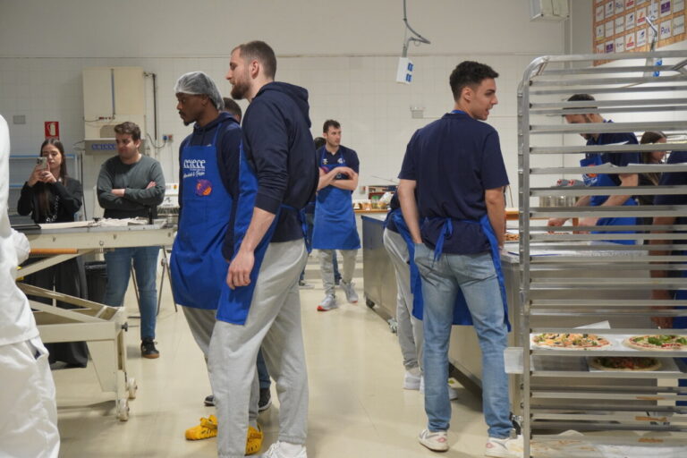 Jugadores del Súper Agropal Palencia Baloncesto preparando pizzas en CETECE.
