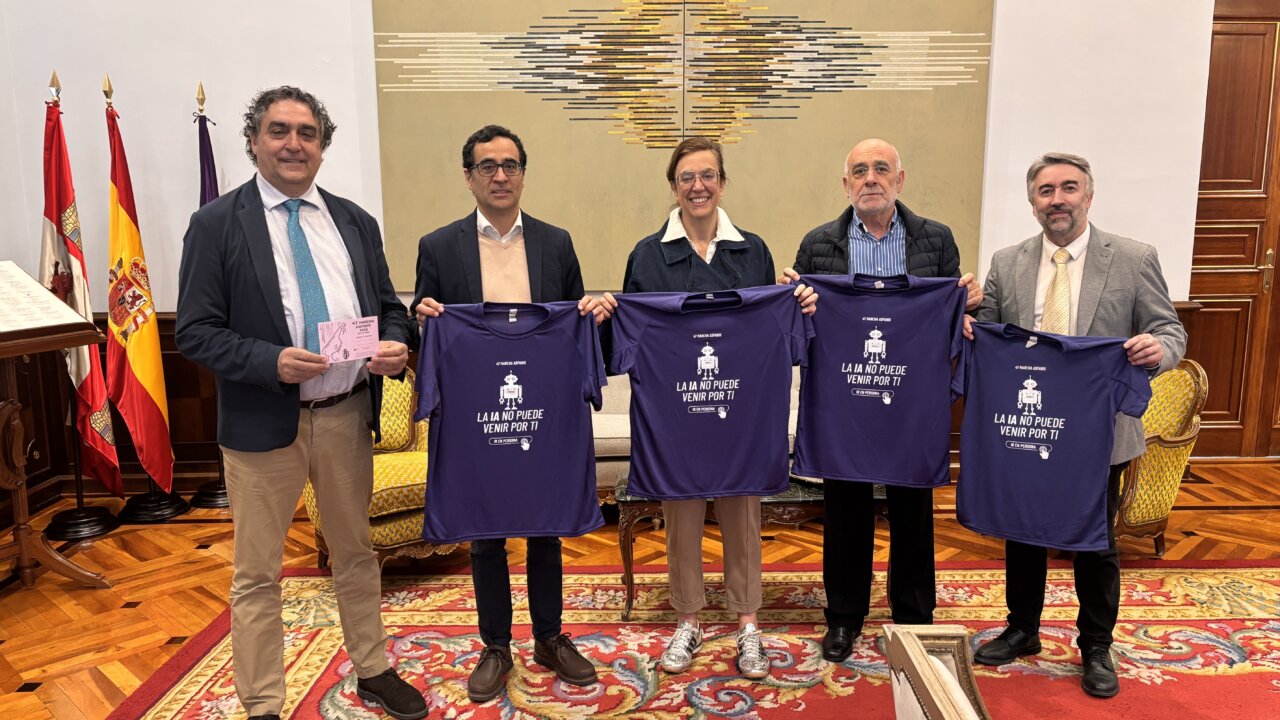 Representantes sosteniendo camisetas de la marcha Aspanis en Palencia
