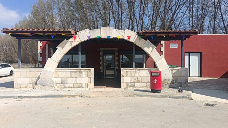 Fachada del Bar-Restaurante La Parada en la CL-615