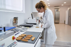 Investigadora en laboratorio analizando productos sin gluten