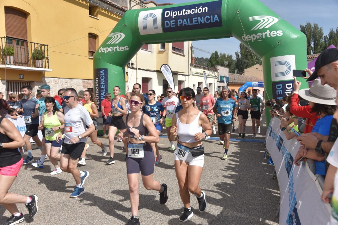 Corredores participando en la Legua de Quintana del Puente
