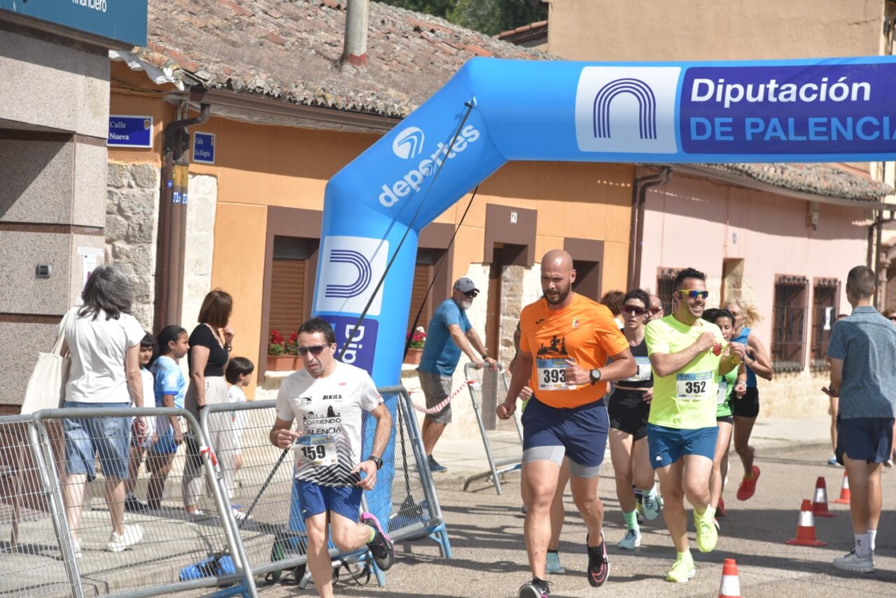 Corredores compitiendo en la Legua de Quintana del Puente.