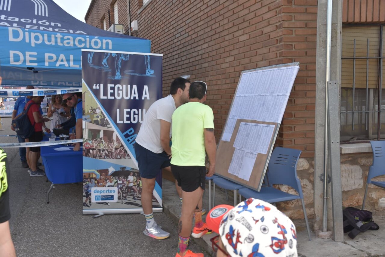 Participantes revisando resultados en la Legua de Quintana