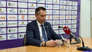 Entrenador Lezkano durante la rueda de prensa tras el partido
