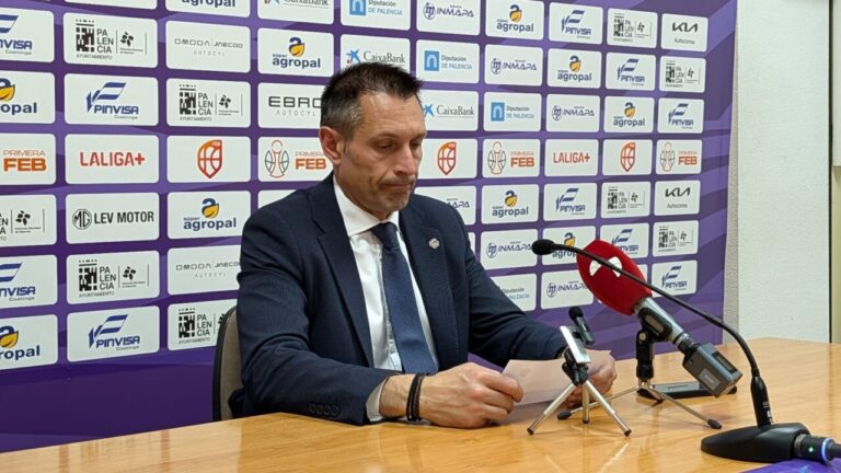 Entrenador Lezkano durante la rueda de prensa tras el partido