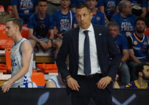 Entrenador Lezkano y árbitro en partido de baloncesto