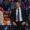 Entrenador Lezkano y árbitro en partido de baloncesto
