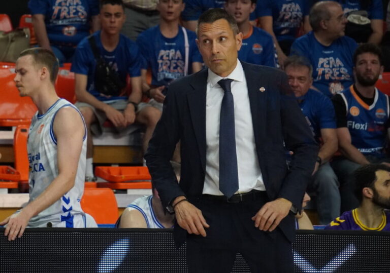 Entrenador Lezkano y árbitro en partido de baloncesto