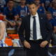 Entrenador Lezkano y árbitro en partido de baloncesto