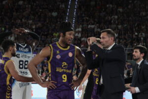 Entrenador Lezkano hablando con jugadores del Súper Agropal en un partido de baloncesto