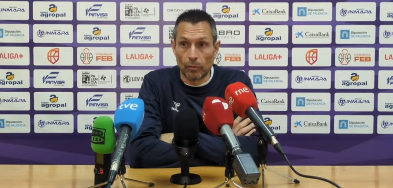 Entrenador Natxo Lezkano en conferencia de prensa antes del partido