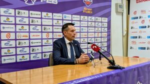 Entrenador Natxo Lezkano en rueda de prensa tras partido de baloncesto