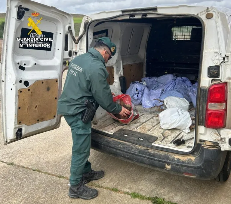 Agente de la Guardia Civil inspeccionando un vehículo con trofeos de caza