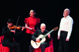 Actuación musical en el espectáculo Federico: eco de luna y sangre.