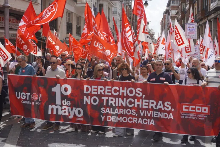 Manifestación del 1 de mayo con banderas de UGT y CCOO en Castilla y León.