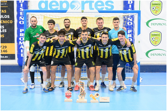 Equipo ganador del I Maratón de Fútbol Sala en Guardo en 2024 con trofeos