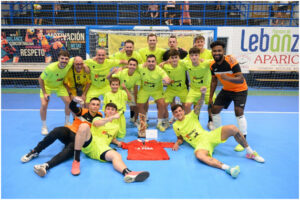 Equipo ganador del II Maratón de Fútbol Sala de Guardo en 2025 posando con trofeo