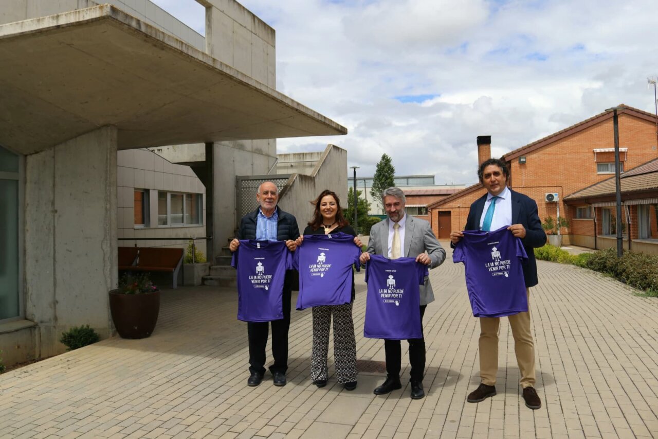 Representantes sosteniendo camisetas de la marcha Aspanis en Palencia