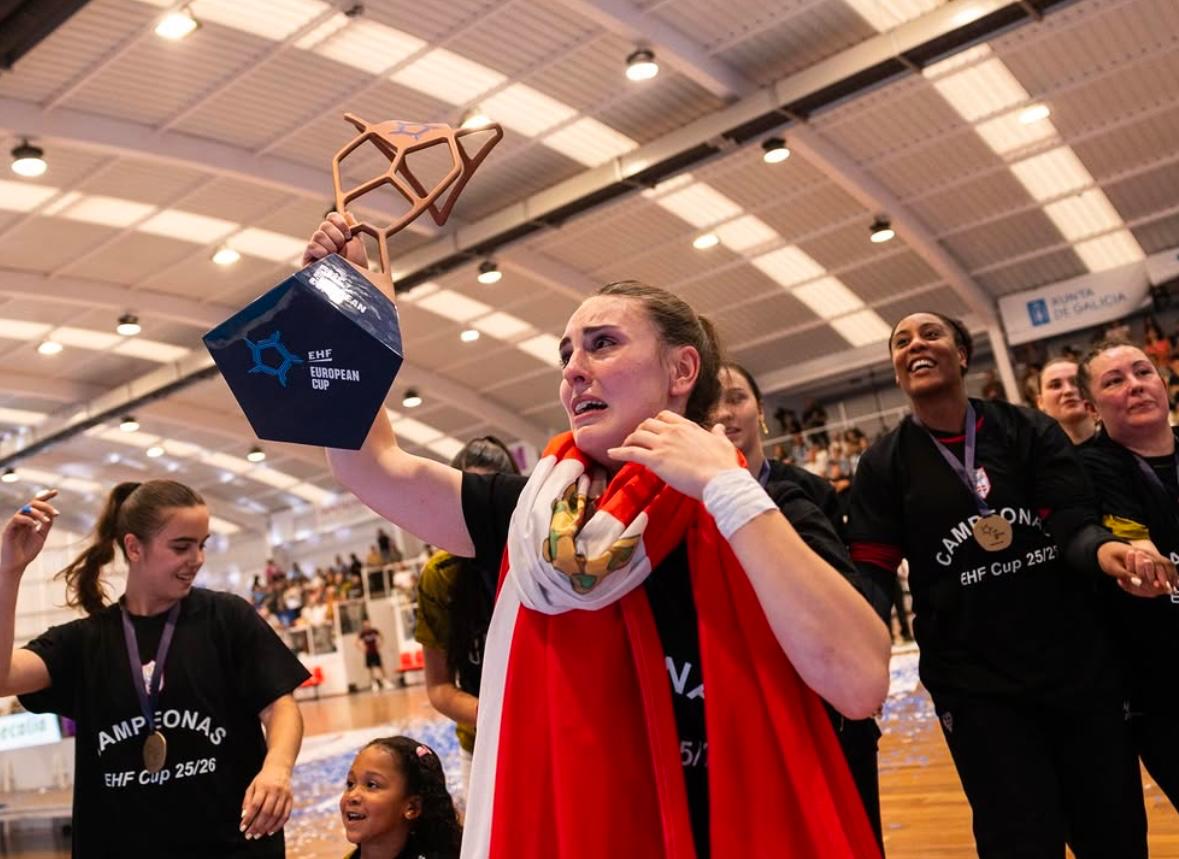 María Sancha y Ania Ramos celebran el triunfo en la EHF European Cup