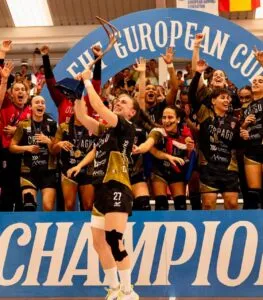 María Sancha y Ania Ramos celebrando la victoria en la EHF European Cup