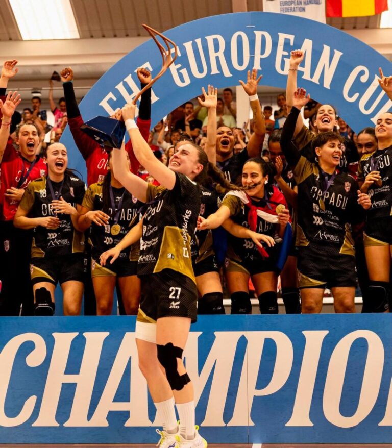 María Sancha y Ania Ramos celebrando la victoria en la EHF European Cup