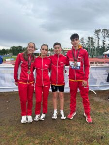Atletas del Puentecillas celebrando en el Campeonato de España Sub-16