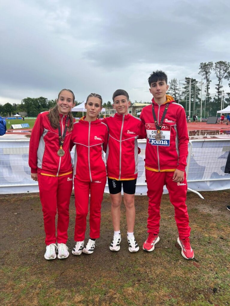 Atletas del Puentecillas celebrando en el Campeonato de España Sub-16