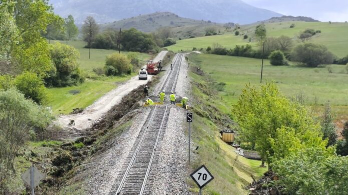 Trabajos de mejora en los puentes de la línea de tren en Palencia