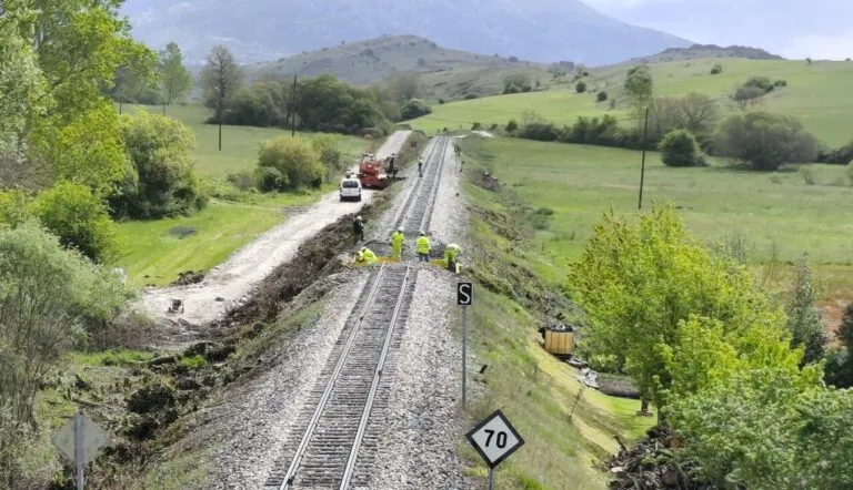 Trabajos de mejora en los puentes de la línea de tren en Palencia