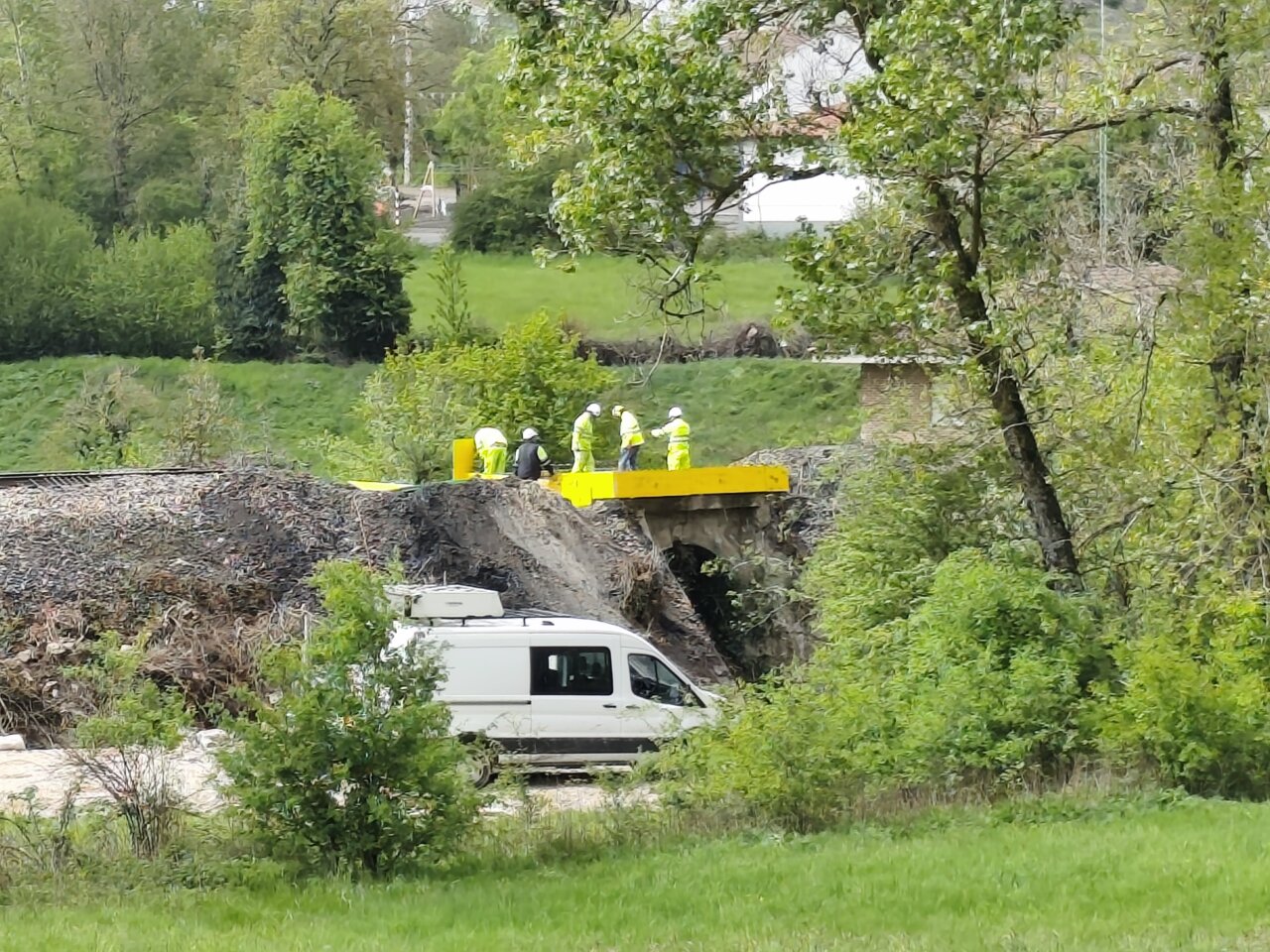 Trabajadores realizando mejoras en un puente en la Montaña Palentina