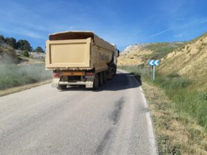 Camión de transporte de mercancías en una carretera de Palencia