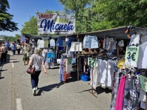 Vista de un mercadillo en Palencia con puestos de ropa y ofertas