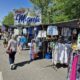 Vista de un mercadillo en Palencia con puestos de ropa y ofertas