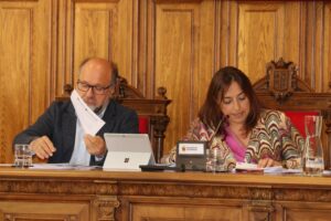 Miriam Andrés y un concejal en el Pleno del Ayuntamiento de Palencia