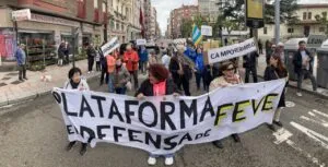 Concentración de la Plataforma en Defensa de Feve en León con pancartas.