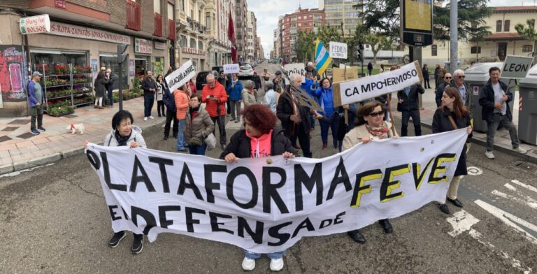 Concentración de la Plataforma en Defensa de Feve en León con pancartas.