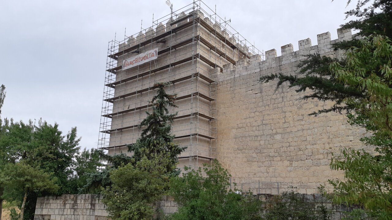 Vista del Castillo de Monzón en proceso de musealización con andamios.