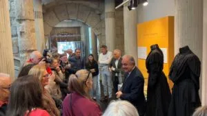 Visita guiada en el Museo de Palencia con asistentes y exposiciones.