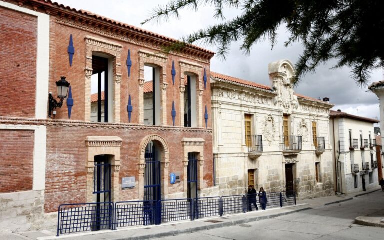 Fachada del Museo del Cerrato en Baltanás, Palencia, España.