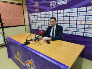 Natxo Lezkano en rueda de prensa tras un partido del Super Agropal Palencia.