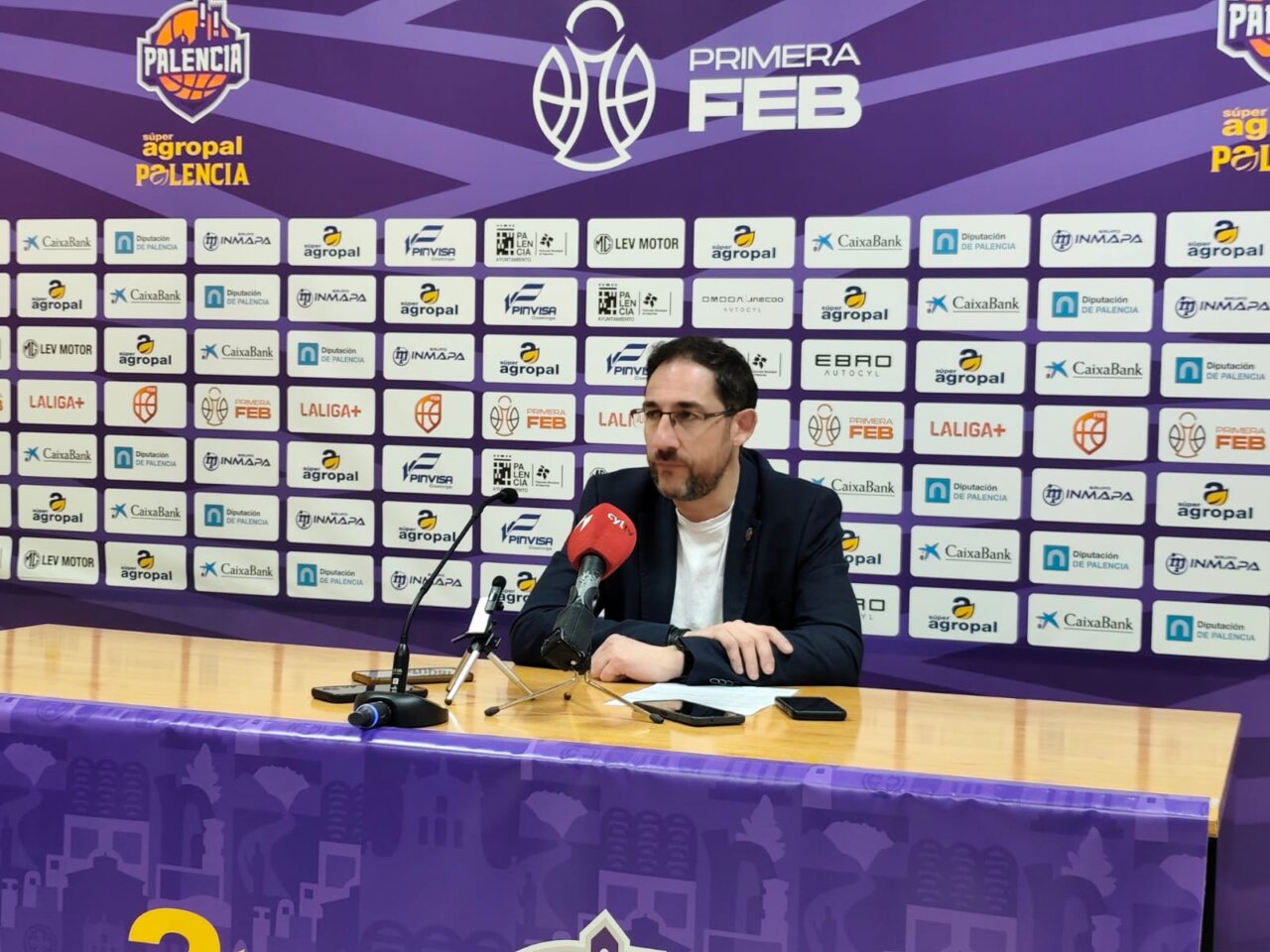 Lolo Encinas en rueda de prensa tras el partido del Super Agropal Palencia