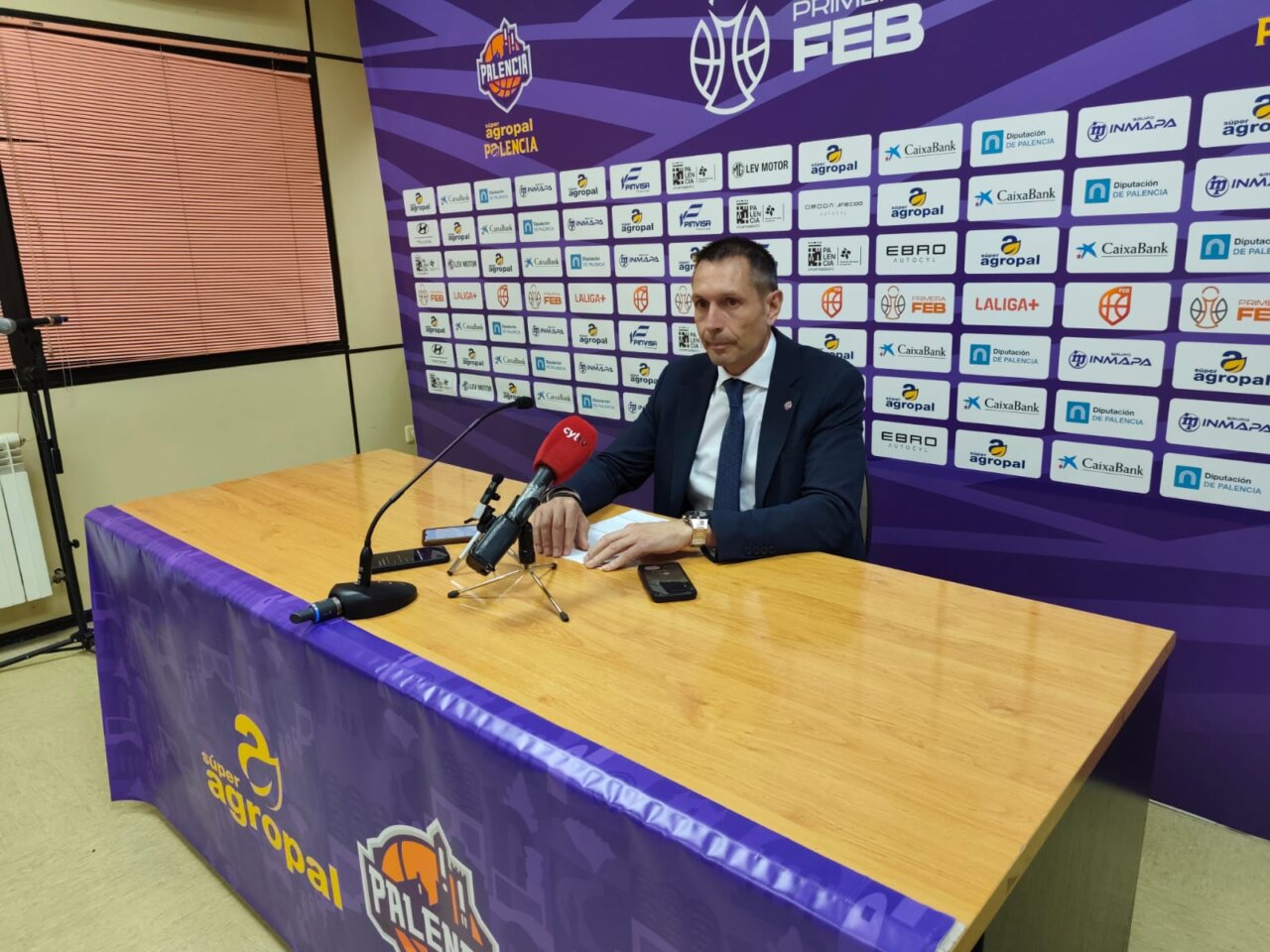 Natxo Lezkano en rueda de prensa tras un partido del Super Agropal Palencia.