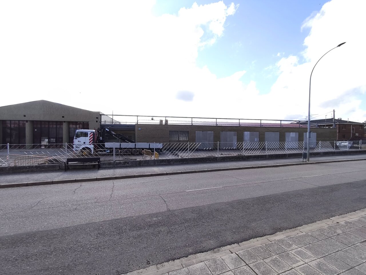 Edificio en construcción para nuevo supermercado Lupa en Herrera de Pisuerga