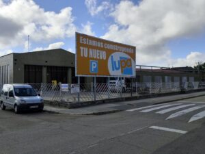 Construcción del nuevo supermercado Lupa en Herrera de Pisuerga con valla publicitaria