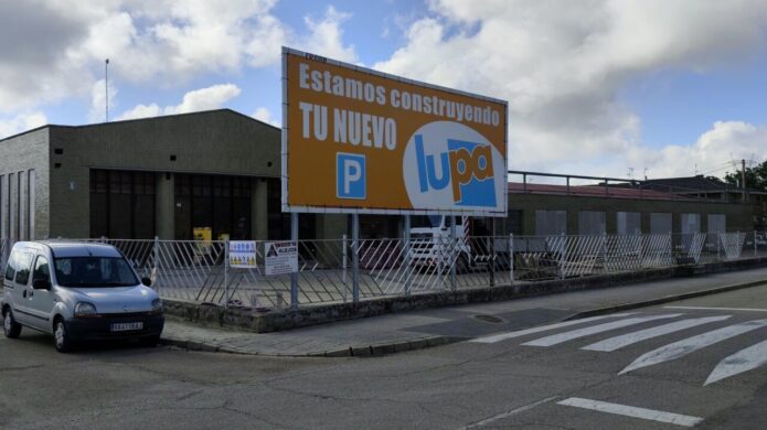 Construcción del nuevo supermercado Lupa en Herrera de Pisuerga con valla publicitaria
