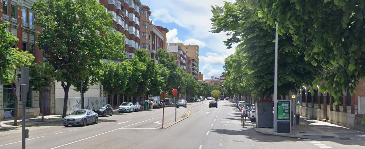 Vista de la Avenida Casado del Alisal con árboles y vehículos