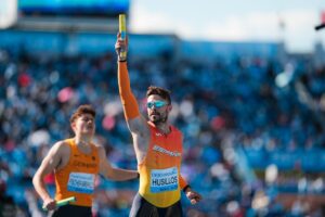 Óscar Husillos en la carrera de relevos 4x400 en Gaborone, Botsuana.
